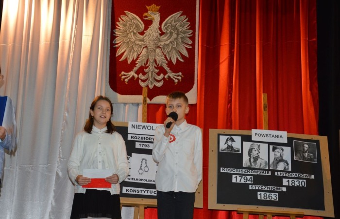 10 listopada w naszej szkole odbył się apel z okazji Święta Niepodległości. Program artystyczny został przygotowany przez uczniów klasy IV a pod kierunkiem p. Anny Cieśli. Występ uświetniony został przez szkolny zespół wokalny „Forte” prowadzony przez panią Iwonę Matukiewicz. Scenariusz montażu słowno-muzycznego obejmował treści historyczne, pieśni i wiersze. W bardzo ciekawy i obrazowy sposób przedstawiono losy naszej Ojczyzny począwszy od zaborów a skończywszy na roku 1918. Uwagę przyciągała dekoracja przedstawiająca poszczególne dzieje Polski. Po występie uczniów głos zabrała pani Dyrektor Agnieszka Cieklińska, która mówiła o symbolice Święta Niepodległości. Młodzież szkolna z zainteresowaniem i w skupieniu z zainteresowaniem obejrzała i wysłuchała tej szczególnej lekcji historii. W tym dniu również w trakcie akademii nasza szkoła uczestniczyła w akcji „Szkoła do Hymnu”. O godzinie 11:11 w auli i w klasach uczniowie odśpiewali hymn.