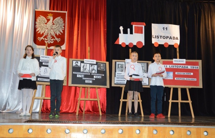 10 listopada w naszej szkole odbył się apel z okazji Święta Niepodległości. Program artystyczny został przygotowany przez uczniów klasy IV a pod kierunkiem p. Anny Cieśli. Występ uświetniony został przez szkolny zespół wokalny „Forte” prowadzony przez panią Iwonę Matukiewicz. Scenariusz montażu słowno-muzycznego obejmował treści historyczne, pieśni i wiersze. W bardzo ciekawy i obrazowy sposób przedstawiono losy naszej Ojczyzny począwszy od zaborów a skończywszy na roku 1918. Uwagę przyciągała dekoracja przedstawiająca poszczególne dzieje Polski. Po występie uczniów głos zabrała pani Dyrektor Agnieszka Cieklińska, która mówiła o symbolice Święta Niepodległości. Młodzież szkolna z zainteresowaniem i w skupieniu z zainteresowaniem obejrzała i wysłuchała tej szczególnej lekcji historii. W tym dniu również w trakcie akademii nasza szkoła uczestniczyła w akcji „Szkoła do Hymnu”. O godzinie 11:11 w auli i w klasach uczniowie odśpiewali hymn.