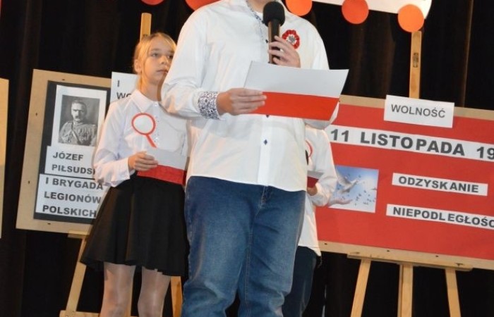 10 listopada w naszej szkole odbył się apel z okazji Święta Niepodległości. Program artystyczny został przygotowany przez uczniów klasy IV a pod kierunkiem p. Anny Cieśli. Występ uświetniony został przez szkolny zespół wokalny „Forte” prowadzony przez panią Iwonę Matukiewicz. Scenariusz montażu słowno-muzycznego obejmował treści historyczne, pieśni i wiersze. W bardzo ciekawy i obrazowy sposób przedstawiono losy naszej Ojczyzny począwszy od zaborów a skończywszy na roku 1918. Uwagę przyciągała dekoracja przedstawiająca poszczególne dzieje Polski. Po występie uczniów głos zabrała pani Dyrektor Agnieszka Cieklińska, która mówiła o symbolice Święta Niepodległości. Młodzież szkolna z zainteresowaniem i w skupieniu z zainteresowaniem obejrzała i wysłuchała tej szczególnej lekcji historii. W tym dniu również w trakcie akademii nasza szkoła uczestniczyła w akcji „Szkoła do Hymnu”. O godzinie 11:11 w auli i w klasach uczniowie odśpiewali hymn.