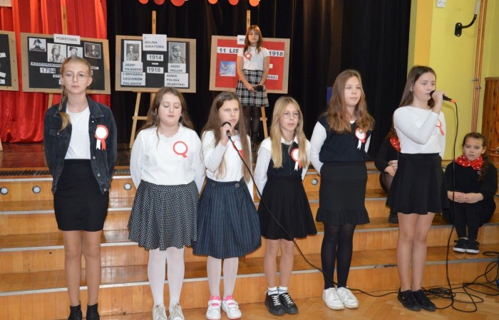 10 listopada w naszej szkole odbył się apel z okazji Święta Niepodległości. Program artystyczny został przygotowany przez uczniów klasy IV a pod kierunkiem p. Anny Cieśli. Występ uświetniony został przez szkolny zespół wokalny „Forte” prowadzony przez panią Iwonę Matukiewicz. Scenariusz montażu słowno-muzycznego obejmował treści historyczne, pieśni i wiersze. W bardzo ciekawy i obrazowy sposób przedstawiono losy naszej Ojczyzny począwszy od zaborów a skończywszy na roku 1918. Uwagę przyciągała dekoracja przedstawiająca poszczególne dzieje Polski. Po występie uczniów głos zabrała pani Dyrektor Agnieszka Cieklińska, która mówiła o symbolice Święta Niepodległości. Młodzież szkolna z zainteresowaniem i w skupieniu z zainteresowaniem obejrzała i wysłuchała tej szczególnej lekcji historii. W tym dniu również w trakcie akademii nasza szkoła uczestniczyła w akcji „Szkoła do Hymnu”. O godzinie 11:11 w auli i w klasach uczniowie odśpiewali hymn.