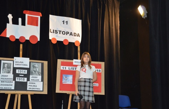 10 listopada w naszej szkole odbył się apel z okazji Święta Niepodległości. Program artystyczny został przygotowany przez uczniów klasy IV a pod kierunkiem p. Anny Cieśli. Występ uświetniony został przez szkolny zespół wokalny „Forte” prowadzony przez panią Iwonę Matukiewicz. Scenariusz montażu słowno-muzycznego obejmował treści historyczne, pieśni i wiersze. W bardzo ciekawy i obrazowy sposób przedstawiono losy naszej Ojczyzny począwszy od zaborów a skończywszy na roku 1918. Uwagę przyciągała dekoracja przedstawiająca poszczególne dzieje Polski. Po występie uczniów głos zabrała pani Dyrektor Agnieszka Cieklińska, która mówiła o symbolice Święta Niepodległości. Młodzież szkolna z zainteresowaniem i w skupieniu z zainteresowaniem obejrzała i wysłuchała tej szczególnej lekcji historii. W tym dniu również w trakcie akademii nasza szkoła uczestniczyła w akcji „Szkoła do Hymnu”. O godzinie 11:11 w auli i w klasach uczniowie odśpiewali hymn.