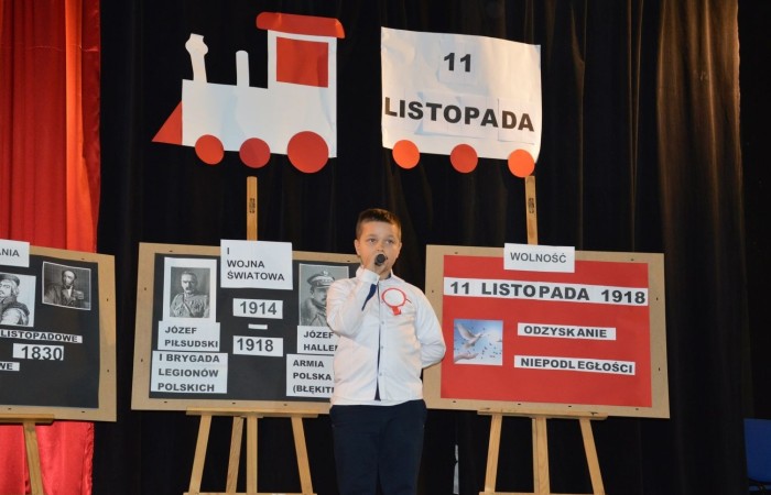 10 listopada w naszej szkole odbył się apel z okazji Święta Niepodległości. Program artystyczny został przygotowany przez uczniów klasy IV a pod kierunkiem p. Anny Cieśli. Występ uświetniony został przez szkolny zespół wokalny „Forte” prowadzony przez panią Iwonę Matukiewicz. Scenariusz montażu słowno-muzycznego obejmował treści historyczne, pieśni i wiersze. W bardzo ciekawy i obrazowy sposób przedstawiono losy naszej Ojczyzny począwszy od zaborów a skończywszy na roku 1918. Uwagę przyciągała dekoracja przedstawiająca poszczególne dzieje Polski. Po występie uczniów głos zabrała pani Dyrektor Agnieszka Cieklińska, która mówiła o symbolice Święta Niepodległości. Młodzież szkolna z zainteresowaniem i w skupieniu z zainteresowaniem obejrzała i wysłuchała tej szczególnej lekcji historii. W tym dniu również w trakcie akademii nasza szkoła uczestniczyła w akcji „Szkoła do Hymnu”. O godzinie 11:11 w auli i w klasach uczniowie odśpiewali hymn.