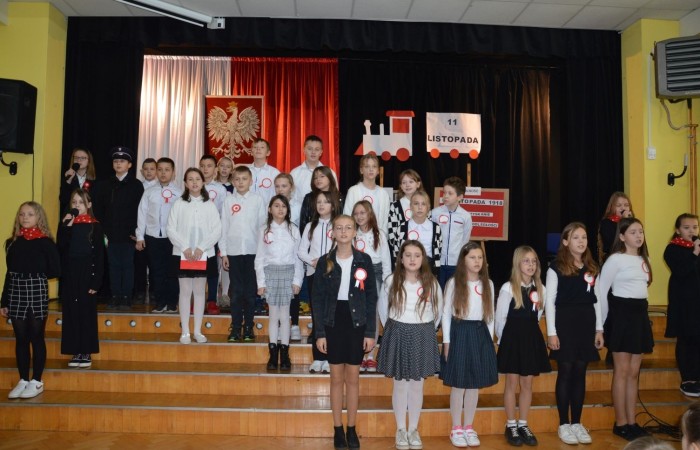 10 listopada w naszej szkole odbył się apel z okazji Święta Niepodległości. Program artystyczny został przygotowany przez uczniów klasy IV a pod kierunkiem p. Anny Cieśli. Występ uświetniony został przez szkolny zespół wokalny „Forte” prowadzony przez panią Iwonę Matukiewicz. Scenariusz montażu słowno-muzycznego obejmował treści historyczne, pieśni i wiersze. W bardzo ciekawy i obrazowy sposób przedstawiono losy naszej Ojczyzny począwszy od zaborów a skończywszy na roku 1918. Uwagę przyciągała dekoracja przedstawiająca poszczególne dzieje Polski. Po występie uczniów głos zabrała pani Dyrektor Agnieszka Cieklińska, która mówiła o symbolice Święta Niepodległości. Młodzież szkolna z zainteresowaniem i w skupieniu z zainteresowaniem obejrzała i wysłuchała tej szczególnej lekcji historii. W tym dniu również w trakcie akademii nasza szkoła uczestniczyła w akcji „Szkoła do Hymnu”. O godzinie 11:11 w auli i w klasach uczniowie odśpiewali hymn.