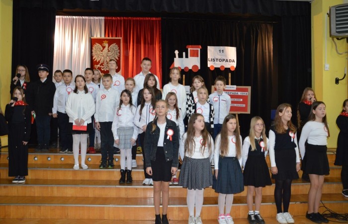 10 listopada w naszej szkole odbył się apel z okazji Święta Niepodległości. Program artystyczny został przygotowany przez uczniów klasy IV a pod kierunkiem p. Anny Cieśli. Występ uświetniony został przez szkolny zespół wokalny „Forte” prowadzony przez panią Iwonę Matukiewicz. Scenariusz montażu słowno-muzycznego obejmował treści historyczne, pieśni i wiersze. W bardzo ciekawy i obrazowy sposób przedstawiono losy naszej Ojczyzny począwszy od zaborów a skończywszy na roku 1918. Uwagę przyciągała dekoracja przedstawiająca poszczególne dzieje Polski. Po występie uczniów głos zabrała pani Dyrektor Agnieszka Cieklińska, która mówiła o symbolice Święta Niepodległości. Młodzież szkolna z zainteresowaniem i w skupieniu z zainteresowaniem obejrzała i wysłuchała tej szczególnej lekcji historii. W tym dniu również w trakcie akademii nasza szkoła uczestniczyła w akcji „Szkoła do Hymnu”. O godzinie 11:11 w auli i w klasach uczniowie odśpiewali hymn.
