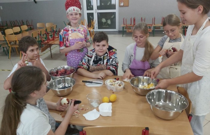 W szkolnej pracowni kulinarnej uczniowie należący do koła kulinarnego, doskonalili umiejętności przygotowania zdrowych i smacznych koktajli owocowych. Korzystali ze sprzętu zakupionego w ramach programu 