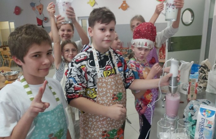 W szkolnej pracowni kulinarnej uczniowie należący do koła kulinarnego, doskonalili umiejętności przygotowania zdrowych i smacznych koktajli owocowych. Korzystali ze sprzętu zakupionego w ramach programu 