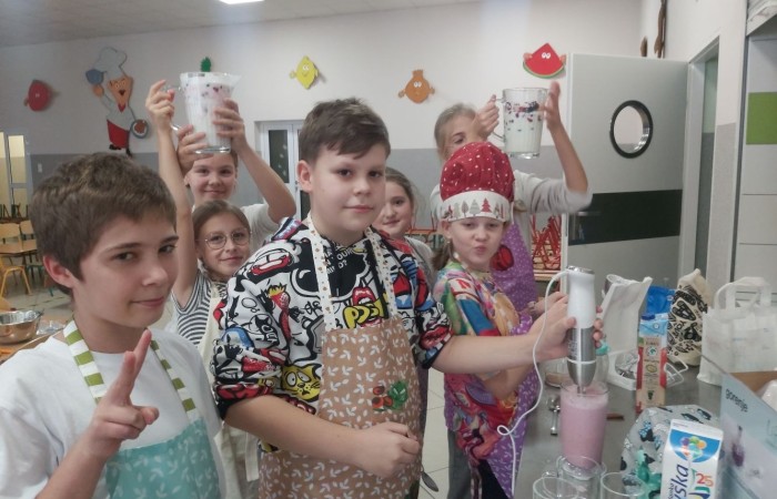 W szkolnej pracowni kulinarnej uczniowie należący do koła kulinarnego, doskonalili umiejętności przygotowania zdrowych i smacznych koktajli owocowych. Korzystali ze sprzętu zakupionego w ramach programu 