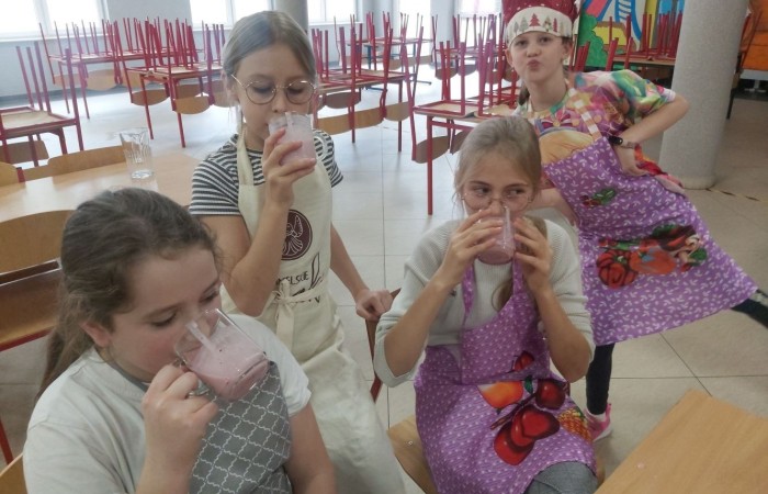 W szkolnej pracowni kulinarnej uczniowie należący do koła kulinarnego, doskonalili umiejętności przygotowania zdrowych i smacznych koktajli owocowych. Korzystali ze sprzętu zakupionego w ramach programu 