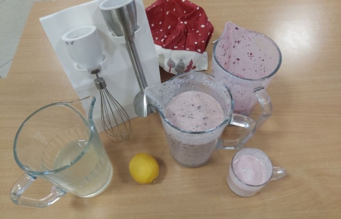 W szkolnej pracowni kulinarnej uczniowie należący do koła kulinarnego, doskonalili umiejętności przygotowania zdrowych i smacznych koktajli owocowych. Korzystali ze sprzętu zakupionego w ramach programu 