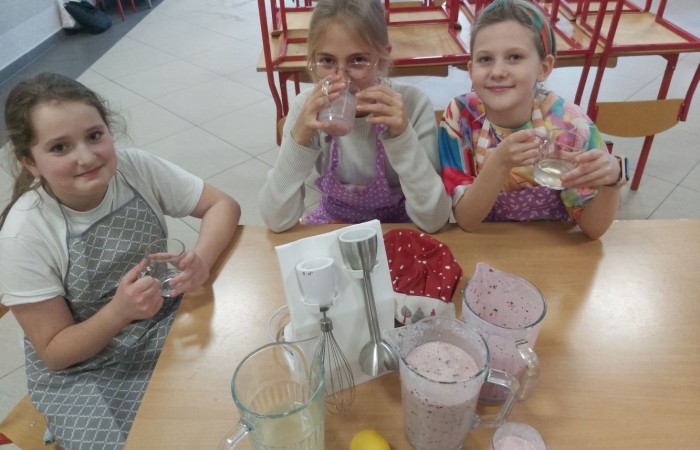 W szkolnej pracowni kulinarnej uczniowie należący do koła kulinarnego, doskonalili umiejętności przygotowania zdrowych i smacznych koktajli owocowych. Korzystali ze sprzętu zakupionego w ramach programu 