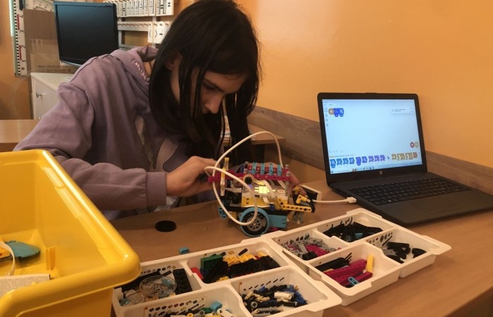 Za nami kolejne spotkanie robotyczne. Uczniowie z pasją i zaangażowaniem tworzyli kolejne modele robotów, poznawali nowe możliwości klocków Lego Spike Prime oraz tajniki programowania. Przed nimi jeszcze wiele pracy i wyzwań, malutkimi kroczkami zdobywają nowe umiejętności informatyczne. Następne spotkanie już w środę. Do zobaczenia.