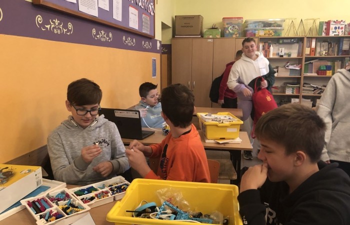 Za nami kolejne spotkanie robotyczne. Uczniowie z pasją i zaangażowaniem tworzyli kolejne modele robotów, poznawali nowe możliwości klocków Lego Spike Prime oraz tajniki programowania. Przed nimi jeszcze wiele pracy i wyzwań, malutkimi kroczkami zdobywają nowe umiejętności informatyczne. Następne spotkanie już w środę. Do zobaczenia.