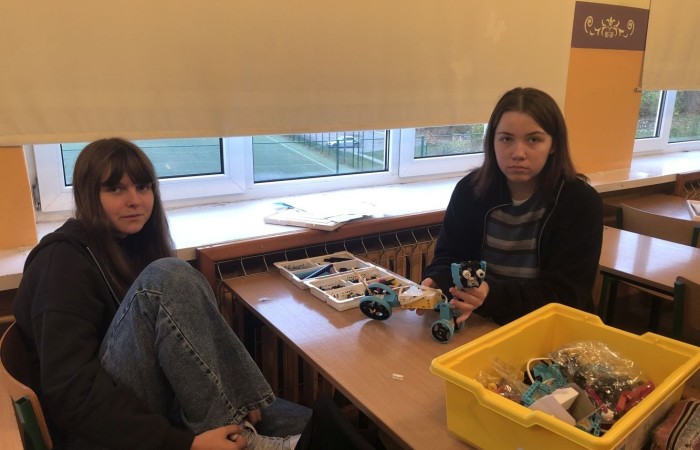 Za nami kolejne spotkanie robotyczne. Uczniowie z pasją i zaangażowaniem tworzyli kolejne modele robotów, poznawali nowe możliwości klocków Lego Spike Prime oraz tajniki programowania. Przed nimi jeszcze wiele pracy i wyzwań, malutkimi kroczkami zdobywają nowe umiejętności informatyczne. Następne spotkanie już w środę. Do zobaczenia.