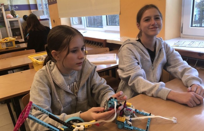 Za nami kolejne spotkanie robotyczne. Uczniowie z pasją i zaangażowaniem tworzyli kolejne modele robotów, poznawali nowe możliwości klocków Lego Spike Prime oraz tajniki programowania. Przed nimi jeszcze wiele pracy i wyzwań, malutkimi kroczkami zdobywają nowe umiejętności informatyczne. Następne spotkanie już w środę. Do zobaczenia.
