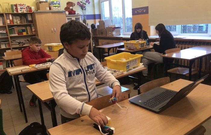 Za nami kolejne spotkanie robotyczne. Uczniowie z pasją i zaangażowaniem tworzyli kolejne modele robotów, poznawali nowe możliwości klocków Lego Spike Prime oraz tajniki programowania. Przed nimi jeszcze wiele pracy i wyzwań, malutkimi kroczkami zdobywają nowe umiejętności informatyczne. Następne spotkanie już w środę. Do zobaczenia.