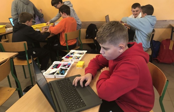 Za nami kolejne spotkanie robotyczne. Uczniowie z pasją i zaangażowaniem tworzyli kolejne modele robotów, poznawali nowe możliwości klocków Lego Spike Prime oraz tajniki programowania. Przed nimi jeszcze wiele pracy i wyzwań, malutkimi kroczkami zdobywają nowe umiejętności informatyczne. Następne spotkanie już w środę. Do zobaczenia.