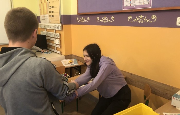 Za nami kolejne spotkanie robotyczne. Uczniowie z pasją i zaangażowaniem tworzyli kolejne modele robotów, poznawali nowe możliwości klocków Lego Spike Prime oraz tajniki programowania. Przed nimi jeszcze wiele pracy i wyzwań, malutkimi kroczkami zdobywają nowe umiejętności informatyczne. Następne spotkanie już w środę. Do zobaczenia.