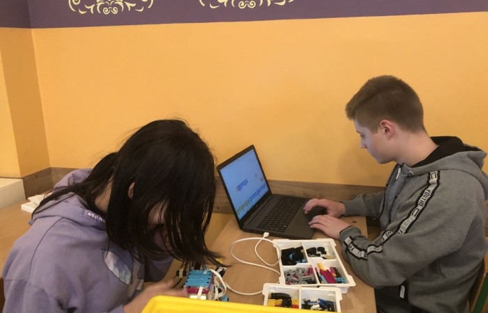 Za nami kolejne spotkanie robotyczne. Uczniowie z pasją i zaangażowaniem tworzyli kolejne modele robotów, poznawali nowe możliwości klocków Lego Spike Prime oraz tajniki programowania. Przed nimi jeszcze wiele pracy i wyzwań, malutkimi kroczkami zdobywają nowe umiejętności informatyczne. Następne spotkanie już w środę. Do zobaczenia.