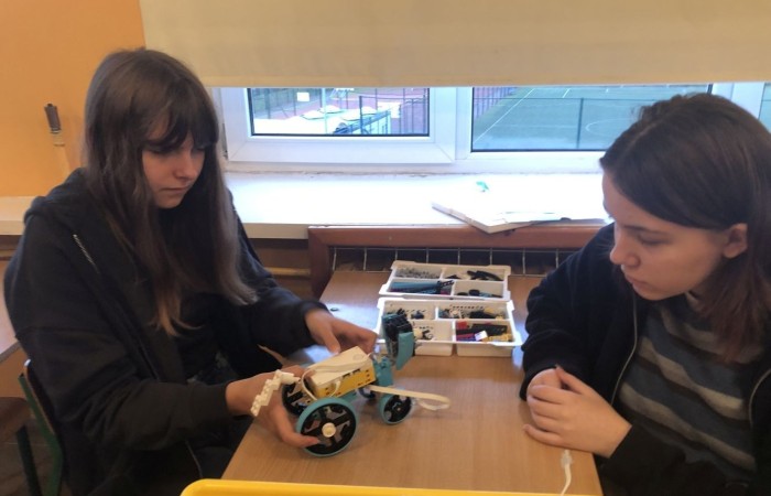 Za nami kolejne spotkanie robotyczne. Uczniowie z pasją i zaangażowaniem tworzyli kolejne modele robotów, poznawali nowe możliwości klocków Lego Spike Prime oraz tajniki programowania. Przed nimi jeszcze wiele pracy i wyzwań, malutkimi kroczkami zdobywają nowe umiejętności informatyczne. Następne spotkanie już w środę. Do zobaczenia.