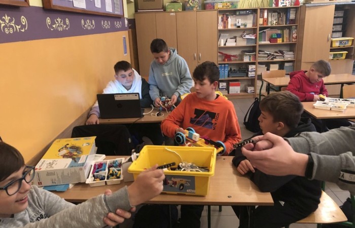 Za nami kolejne spotkanie robotyczne. Uczniowie z pasją i zaangażowaniem tworzyli kolejne modele robotów, poznawali nowe możliwości klocków Lego Spike Prime oraz tajniki programowania. Przed nimi jeszcze wiele pracy i wyzwań, malutkimi kroczkami zdobywają nowe umiejętności informatyczne. Następne spotkanie już w środę. Do zobaczenia.