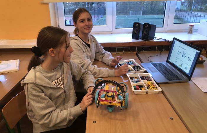 Za nami kolejne spotkanie robotyczne. Uczniowie z pasją i zaangażowaniem tworzyli kolejne modele robotów, poznawali nowe możliwości klocków Lego Spike Prime oraz tajniki programowania. Przed nimi jeszcze wiele pracy i wyzwań, malutkimi kroczkami zdobywają nowe umiejętności informatyczne. Następne spotkanie już w środę. Do zobaczenia.