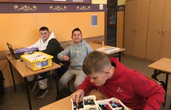 Za nami kolejne spotkanie robotyczne. Uczniowie z pasją i zaangażowaniem tworzyli kolejne modele robotów, poznawali nowe możliwości klocków Lego Spike Prime oraz tajniki programowania. Przed nimi jeszcze wiele pracy i wyzwań, malutkimi kroczkami zdobywają nowe umiejętności informatyczne. Następne spotkanie już w środę. Do zobaczenia.