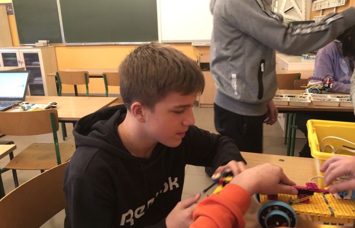 Za nami kolejne spotkanie robotyczne. Uczniowie z pasją i zaangażowaniem tworzyli kolejne modele robotów, poznawali nowe możliwości klocków Lego Spike Prime oraz tajniki programowania. Przed nimi jeszcze wiele pracy i wyzwań, malutkimi kroczkami zdobywają nowe umiejętności informatyczne. Następne spotkanie już w środę. Do zobaczenia.