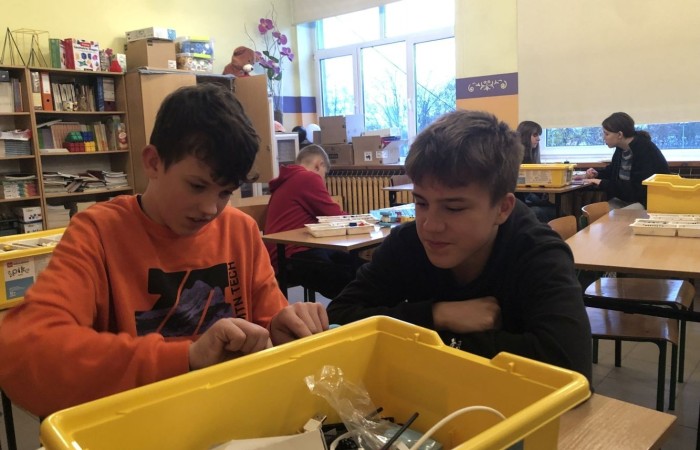 Za nami kolejne spotkanie robotyczne. Uczniowie z pasją i zaangażowaniem tworzyli kolejne modele robotów, poznawali nowe możliwości klocków Lego Spike Prime oraz tajniki programowania. Przed nimi jeszcze wiele pracy i wyzwań, malutkimi kroczkami zdobywają nowe umiejętności informatyczne. Następne spotkanie już w środę. Do zobaczenia.