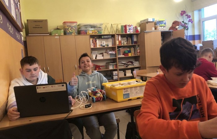 Za nami kolejne spotkanie robotyczne. Uczniowie z pasją i zaangażowaniem tworzyli kolejne modele robotów, poznawali nowe możliwości klocków Lego Spike Prime oraz tajniki programowania. Przed nimi jeszcze wiele pracy i wyzwań, malutkimi kroczkami zdobywają nowe umiejętności informatyczne. Następne spotkanie już w środę. Do zobaczenia.