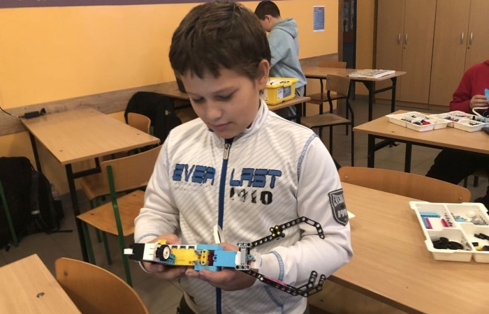Za nami kolejne spotkanie robotyczne. Uczniowie z pasją i zaangażowaniem tworzyli kolejne modele robotów, poznawali nowe możliwości klocków Lego Spike Prime oraz tajniki programowania. Przed nimi jeszcze wiele pracy i wyzwań, malutkimi kroczkami zdobywają nowe umiejętności informatyczne. Następne spotkanie już w środę. Do zobaczenia.