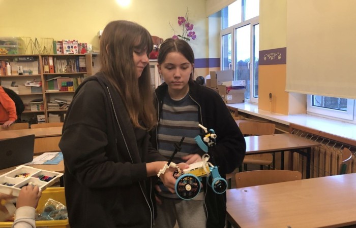 Za nami kolejne spotkanie robotyczne. Uczniowie z pasją i zaangażowaniem tworzyli kolejne modele robotów, poznawali nowe możliwości klocków Lego Spike Prime oraz tajniki programowania. Przed nimi jeszcze wiele pracy i wyzwań, malutkimi kroczkami zdobywają nowe umiejętności informatyczne. Następne spotkanie już w środę. Do zobaczenia.