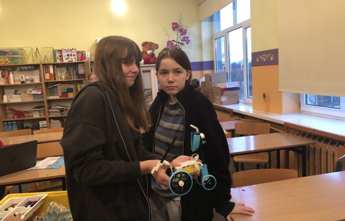 Za nami kolejne spotkanie robotyczne. Uczniowie z pasją i zaangażowaniem tworzyli kolejne modele robotów, poznawali nowe możliwości klocków Lego Spike Prime oraz tajniki programowania. Przed nimi jeszcze wiele pracy i wyzwań, malutkimi kroczkami zdobywają nowe umiejętności informatyczne. Następne spotkanie już w środę. Do zobaczenia.