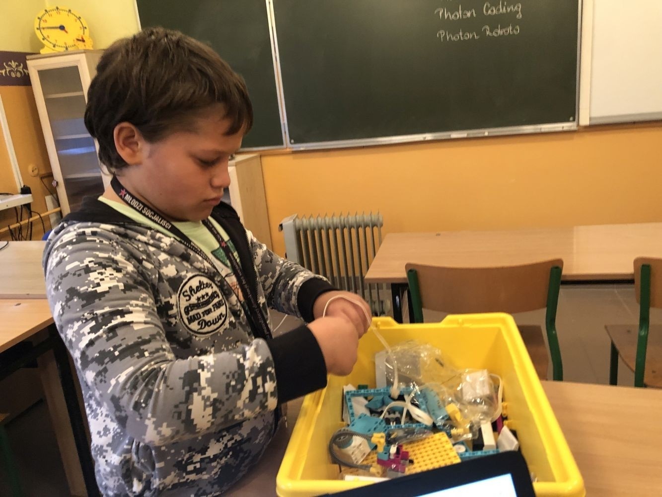 Odbyły się kolejne bezpłatne zajęcia z robotyki i programowania z wykorzystaniem zestawów edukacyjnych Lego Spike Prime.
Na zajęciach stawiamy wyłącznie na praktyczną stronę nauki, która w najlepszy sposób utrwala oraz rozwija zainteresowania nauką, techniką. Jest to w skrócie inżynieria w małej skali, czyli: matematyka, fizyka, inżynieria, konstruowanie itd.
Zajęcia dla dzieci pobudzają kreatywność, rozwijają umiejętność logicznego myślenia, wysnuwanie wniosków przyczynowo-skutkowych. Dzieci poznają podstawowe pojęcia z zakresu robotyki, informatyki, programowania. Dowiadują się, czym właściwie jest robot, czym są czujniki i silniki. Budowane podczas zajęć konstrukcje robotów przystosowane są do poziomu uczestników. Do programowania kursanci wykorzystują stworzony specjalnie dla dzieci graficzny interfejs programowania. Każdy uczestnik ma do dyspozycji swój zestaw: klocki Lego Spike Prime oraz komputer z oprogramowaniem.