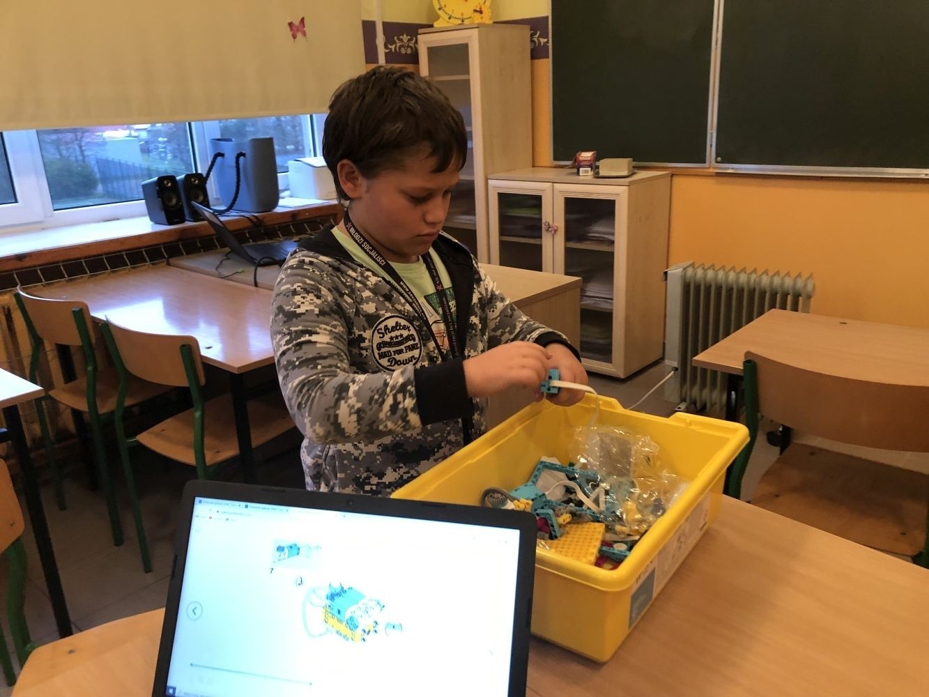 Odbyły się kolejne bezpłatne zajęcia z robotyki i programowania z wykorzystaniem zestawów edukacyjnych Lego Spike Prime.
Na zajęciach stawiamy wyłącznie na praktyczną stronę nauki, która w najlepszy sposób utrwala oraz rozwija zainteresowania nauką, techniką. Jest to w skrócie inżynieria w małej skali, czyli: matematyka, fizyka, inżynieria, konstruowanie itd.
Zajęcia dla dzieci pobudzają kreatywność, rozwijają umiejętność logicznego myślenia, wysnuwanie wniosków przyczynowo-skutkowych. Dzieci poznają podstawowe pojęcia z zakresu robotyki, informatyki, programowania. Dowiadują się, czym właściwie jest robot, czym są czujniki i silniki. Budowane podczas zajęć konstrukcje robotów przystosowane są do poziomu uczestników. Do programowania kursanci wykorzystują stworzony specjalnie dla dzieci graficzny interfejs programowania. Każdy uczestnik ma do dyspozycji swój zestaw: klocki Lego Spike Prime oraz komputer z oprogramowaniem.