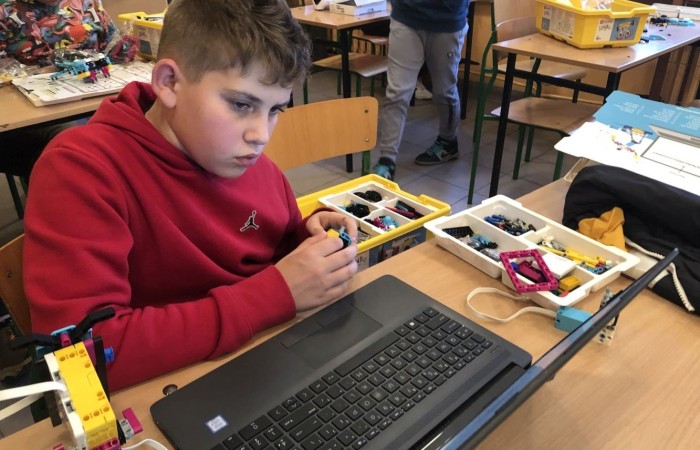 Odbyły się kolejne bezpłatne zajęcia z robotyki i programowania z wykorzystaniem zestawów edukacyjnych Lego Spike Prime.
Na zajęciach stawiamy wyłącznie na praktyczną stronę nauki, która w najlepszy sposób utrwala oraz rozwija zainteresowania nauką, techniką. Jest to w skrócie inżynieria w małej skali, czyli: matematyka, fizyka, inżynieria, konstruowanie itd.
Zajęcia dla dzieci pobudzają kreatywność, rozwijają umiejętność logicznego myślenia, wysnuwanie wniosków przyczynowo-skutkowych. Dzieci poznają podstawowe pojęcia z zakresu robotyki, informatyki, programowania. Dowiadują się, czym właściwie jest robot, czym są czujniki i silniki. Budowane podczas zajęć konstrukcje robotów przystosowane są do poziomu uczestników. Do programowania kursanci wykorzystują stworzony specjalnie dla dzieci graficzny interfejs programowania. Każdy uczestnik ma do dyspozycji swój zestaw: klocki Lego Spike Prime oraz komputer z oprogramowaniem.