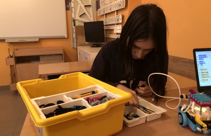 Odbyły się kolejne bezpłatne zajęcia z robotyki i programowania z wykorzystaniem zestawów edukacyjnych Lego Spike Prime.
Na zajęciach stawiamy wyłącznie na praktyczną stronę nauki, która w najlepszy sposób utrwala oraz rozwija zainteresowania nauką, techniką. Jest to w skrócie inżynieria w małej skali, czyli: matematyka, fizyka, inżynieria, konstruowanie itd.
Zajęcia dla dzieci pobudzają kreatywność, rozwijają umiejętność logicznego myślenia, wysnuwanie wniosków przyczynowo-skutkowych. Dzieci poznają podstawowe pojęcia z zakresu robotyki, informatyki, programowania. Dowiadują się, czym właściwie jest robot, czym są czujniki i silniki. Budowane podczas zajęć konstrukcje robotów przystosowane są do poziomu uczestników. Do programowania kursanci wykorzystują stworzony specjalnie dla dzieci graficzny interfejs programowania. Każdy uczestnik ma do dyspozycji swój zestaw: klocki Lego Spike Prime oraz komputer z oprogramowaniem.