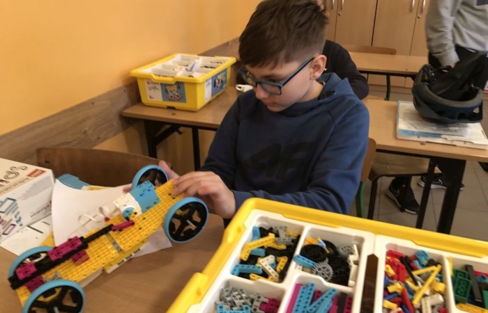 Odbyły się kolejne bezpłatne zajęcia z robotyki i programowania z wykorzystaniem zestawów edukacyjnych Lego Spike Prime.
Na zajęciach stawiamy wyłącznie na praktyczną stronę nauki, która w najlepszy sposób utrwala oraz rozwija zainteresowania nauką, techniką. Jest to w skrócie inżynieria w małej skali, czyli: matematyka, fizyka, inżynieria, konstruowanie itd.
Zajęcia dla dzieci pobudzają kreatywność, rozwijają umiejętność logicznego myślenia, wysnuwanie wniosków przyczynowo-skutkowych. Dzieci poznają podstawowe pojęcia z zakresu robotyki, informatyki, programowania. Dowiadują się, czym właściwie jest robot, czym są czujniki i silniki. Budowane podczas zajęć konstrukcje robotów przystosowane są do poziomu uczestników. Do programowania kursanci wykorzystują stworzony specjalnie dla dzieci graficzny interfejs programowania. Każdy uczestnik ma do dyspozycji swój zestaw: klocki Lego Spike Prime oraz komputer z oprogramowaniem.