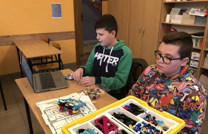 Odbyły się kolejne bezpłatne zajęcia z robotyki i programowania z wykorzystaniem zestawów edukacyjnych Lego Spike Prime.
Na zajęciach stawiamy wyłącznie na praktyczną stronę nauki, która w najlepszy sposób utrwala oraz rozwija zainteresowania nauką, techniką. Jest to w skrócie inżynieria w małej skali, czyli: matematyka, fizyka, inżynieria, konstruowanie itd.
Zajęcia dla dzieci pobudzają kreatywność, rozwijają umiejętność logicznego myślenia, wysnuwanie wniosków przyczynowo-skutkowych. Dzieci poznają podstawowe pojęcia z zakresu robotyki, informatyki, programowania. Dowiadują się, czym właściwie jest robot, czym są czujniki i silniki. Budowane podczas zajęć konstrukcje robotów przystosowane są do poziomu uczestników. Do programowania kursanci wykorzystują stworzony specjalnie dla dzieci graficzny interfejs programowania. Każdy uczestnik ma do dyspozycji swój zestaw: klocki Lego Spike Prime oraz komputer z oprogramowaniem.