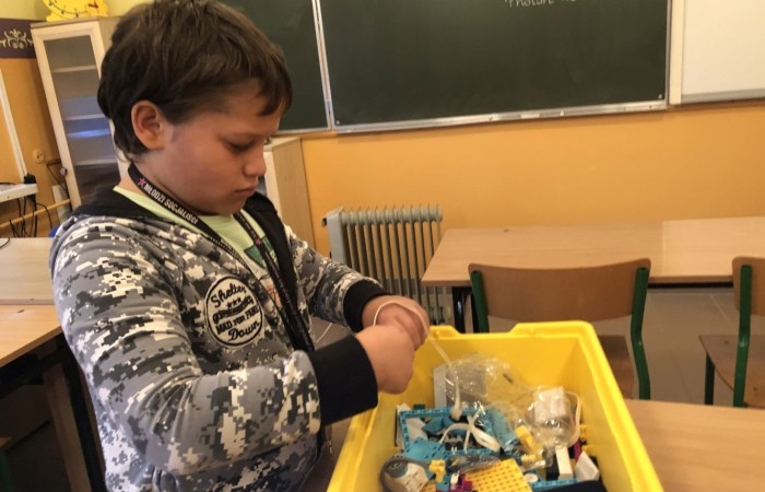 Odbyły się kolejne bezpłatne zajęcia z robotyki i programowania z wykorzystaniem zestawów edukacyjnych Lego Spike Prime.
Na zajęciach stawiamy wyłącznie na praktyczną stronę nauki, która w najlepszy sposób utrwala oraz rozwija zainteresowania nauką, techniką. Jest to w skrócie inżynieria w małej skali, czyli: matematyka, fizyka, inżynieria, konstruowanie itd.
Zajęcia dla dzieci pobudzają kreatywność, rozwijają umiejętność logicznego myślenia, wysnuwanie wniosków przyczynowo-skutkowych. Dzieci poznają podstawowe pojęcia z zakresu robotyki, informatyki, programowania. Dowiadują się, czym właściwie jest robot, czym są czujniki i silniki. Budowane podczas zajęć konstrukcje robotów przystosowane są do poziomu uczestników. Do programowania kursanci wykorzystują stworzony specjalnie dla dzieci graficzny interfejs programowania. Każdy uczestnik ma do dyspozycji swój zestaw: klocki Lego Spike Prime oraz komputer z oprogramowaniem.