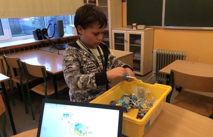 Odbyły się kolejne bezpłatne zajęcia z robotyki i programowania z wykorzystaniem zestawów edukacyjnych Lego Spike Prime.
Na zajęciach stawiamy wyłącznie na praktyczną stronę nauki, która w najlepszy sposób utrwala oraz rozwija zainteresowania nauką, techniką. Jest to w skrócie inżynieria w małej skali, czyli: matematyka, fizyka, inżynieria, konstruowanie itd.
Zajęcia dla dzieci pobudzają kreatywność, rozwijają umiejętność logicznego myślenia, wysnuwanie wniosków przyczynowo-skutkowych. Dzieci poznają podstawowe pojęcia z zakresu robotyki, informatyki, programowania. Dowiadują się, czym właściwie jest robot, czym są czujniki i silniki. Budowane podczas zajęć konstrukcje robotów przystosowane są do poziomu uczestników. Do programowania kursanci wykorzystują stworzony specjalnie dla dzieci graficzny interfejs programowania. Każdy uczestnik ma do dyspozycji swój zestaw: klocki Lego Spike Prime oraz komputer z oprogramowaniem.