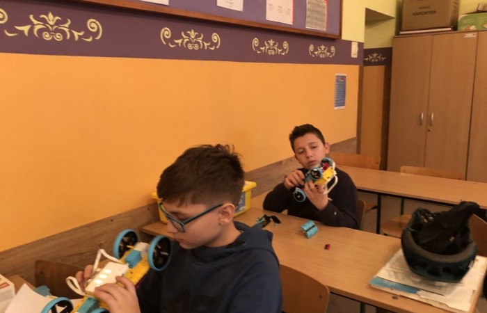 Odbyły się kolejne bezpłatne zajęcia z robotyki i programowania z wykorzystaniem zestawów edukacyjnych Lego Spike Prime.
Na zajęciach stawiamy wyłącznie na praktyczną stronę nauki, która w najlepszy sposób utrwala oraz rozwija zainteresowania nauką, techniką. Jest to w skrócie inżynieria w małej skali, czyli: matematyka, fizyka, inżynieria, konstruowanie itd.
Zajęcia dla dzieci pobudzają kreatywność, rozwijają umiejętność logicznego myślenia, wysnuwanie wniosków przyczynowo-skutkowych. Dzieci poznają podstawowe pojęcia z zakresu robotyki, informatyki, programowania. Dowiadują się, czym właściwie jest robot, czym są czujniki i silniki. Budowane podczas zajęć konstrukcje robotów przystosowane są do poziomu uczestników. Do programowania kursanci wykorzystują stworzony specjalnie dla dzieci graficzny interfejs programowania. Każdy uczestnik ma do dyspozycji swój zestaw: klocki Lego Spike Prime oraz komputer z oprogramowaniem.