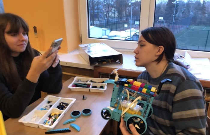 Odbyły się kolejne bezpłatne zajęcia z robotyki i programowania z wykorzystaniem zestawów edukacyjnych Lego Spike Prime.
Na zajęciach stawiamy wyłącznie na praktyczną stronę nauki, która w najlepszy sposób utrwala oraz rozwija zainteresowania nauką, techniką. Jest to w skrócie inżynieria w małej skali, czyli: matematyka, fizyka, inżynieria, konstruowanie itd.
Zajęcia dla dzieci pobudzają kreatywność, rozwijają umiejętność logicznego myślenia, wysnuwanie wniosków przyczynowo-skutkowych. Dzieci poznają podstawowe pojęcia z zakresu robotyki, informatyki, programowania. Dowiadują się, czym właściwie jest robot, czym są czujniki i silniki. Budowane podczas zajęć konstrukcje robotów przystosowane są do poziomu uczestników. Do programowania kursanci wykorzystują stworzony specjalnie dla dzieci graficzny interfejs programowania. Każdy uczestnik ma do dyspozycji swój zestaw: klocki Lego Spike Prime oraz komputer z oprogramowaniem.