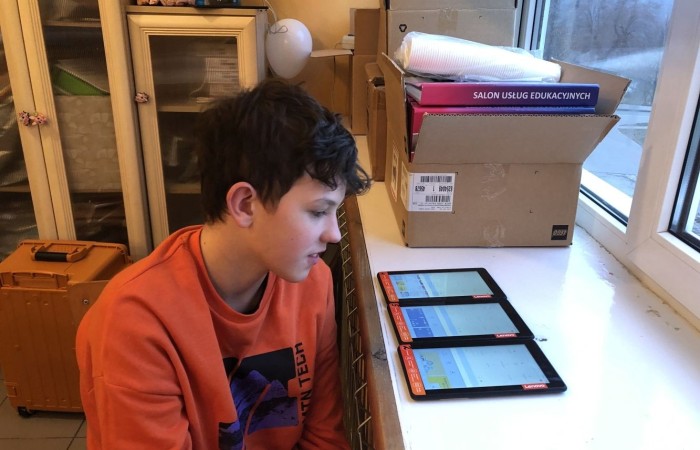 Odbyły się kolejne bezpłatne zajęcia z robotyki i programowania z wykorzystaniem zestawów edukacyjnych Lego Spike Prime.
Na zajęciach stawiamy wyłącznie na praktyczną stronę nauki, która w najlepszy sposób utrwala oraz rozwija zainteresowania nauką, techniką. Jest to w skrócie inżynieria w małej skali, czyli: matematyka, fizyka, inżynieria, konstruowanie itd.
Zajęcia dla dzieci pobudzają kreatywność, rozwijają umiejętność logicznego myślenia, wysnuwanie wniosków przyczynowo-skutkowych. Dzieci poznają podstawowe pojęcia z zakresu robotyki, informatyki, programowania. Dowiadują się, czym właściwie jest robot, czym są czujniki i silniki. Budowane podczas zajęć konstrukcje robotów przystosowane są do poziomu uczestników. Do programowania kursanci wykorzystują stworzony specjalnie dla dzieci graficzny interfejs programowania. Każdy uczestnik ma do dyspozycji swój zestaw: klocki Lego Spike Prime oraz komputer z oprogramowaniem.