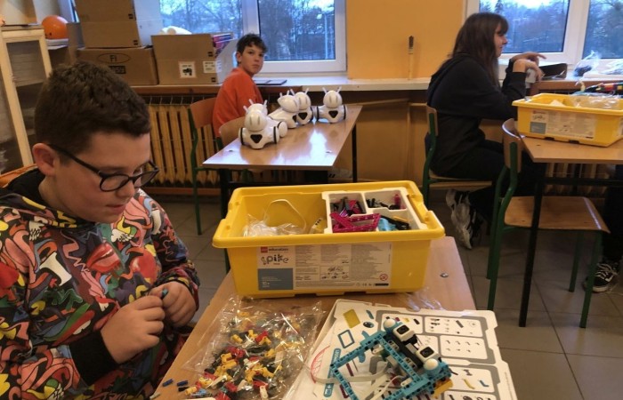 Odbyły się kolejne bezpłatne zajęcia z robotyki i programowania z wykorzystaniem zestawów edukacyjnych Lego Spike Prime.
Na zajęciach stawiamy wyłącznie na praktyczną stronę nauki, która w najlepszy sposób utrwala oraz rozwija zainteresowania nauką, techniką. Jest to w skrócie inżynieria w małej skali, czyli: matematyka, fizyka, inżynieria, konstruowanie itd.
Zajęcia dla dzieci pobudzają kreatywność, rozwijają umiejętność logicznego myślenia, wysnuwanie wniosków przyczynowo-skutkowych. Dzieci poznają podstawowe pojęcia z zakresu robotyki, informatyki, programowania. Dowiadują się, czym właściwie jest robot, czym są czujniki i silniki. Budowane podczas zajęć konstrukcje robotów przystosowane są do poziomu uczestników. Do programowania kursanci wykorzystują stworzony specjalnie dla dzieci graficzny interfejs programowania. Każdy uczestnik ma do dyspozycji swój zestaw: klocki Lego Spike Prime oraz komputer z oprogramowaniem.