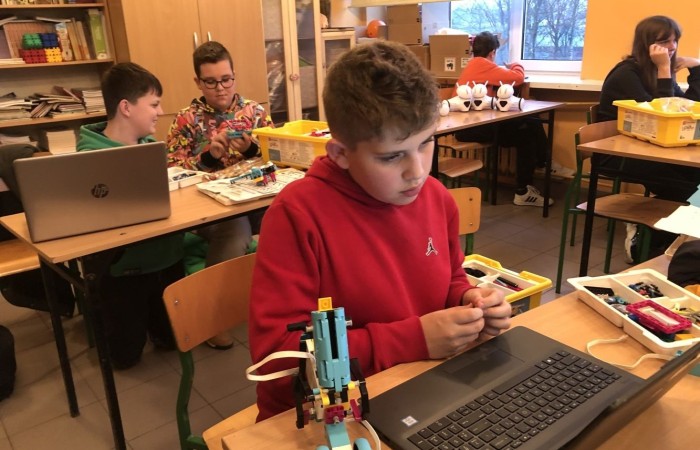 Odbyły się kolejne bezpłatne zajęcia z robotyki i programowania z wykorzystaniem zestawów edukacyjnych Lego Spike Prime.
Na zajęciach stawiamy wyłącznie na praktyczną stronę nauki, która w najlepszy sposób utrwala oraz rozwija zainteresowania nauką, techniką. Jest to w skrócie inżynieria w małej skali, czyli: matematyka, fizyka, inżynieria, konstruowanie itd.
Zajęcia dla dzieci pobudzają kreatywność, rozwijają umiejętność logicznego myślenia, wysnuwanie wniosków przyczynowo-skutkowych. Dzieci poznają podstawowe pojęcia z zakresu robotyki, informatyki, programowania. Dowiadują się, czym właściwie jest robot, czym są czujniki i silniki. Budowane podczas zajęć konstrukcje robotów przystosowane są do poziomu uczestników. Do programowania kursanci wykorzystują stworzony specjalnie dla dzieci graficzny interfejs programowania. Każdy uczestnik ma do dyspozycji swój zestaw: klocki Lego Spike Prime oraz komputer z oprogramowaniem.
