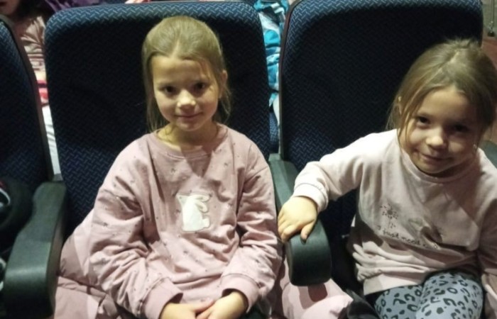 24 listopada 2022r. uczniowie klas  pierwszych, w sali kinowej POK, obejrzeli przedstawienie profilaktyczne pt. ,,Zaczarowana kraina