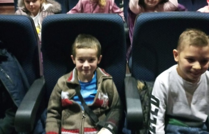 24 listopada 2022r. uczniowie klas  pierwszych, w sali kinowej POK, obejrzeli przedstawienie profilaktyczne pt. ,,Zaczarowana kraina