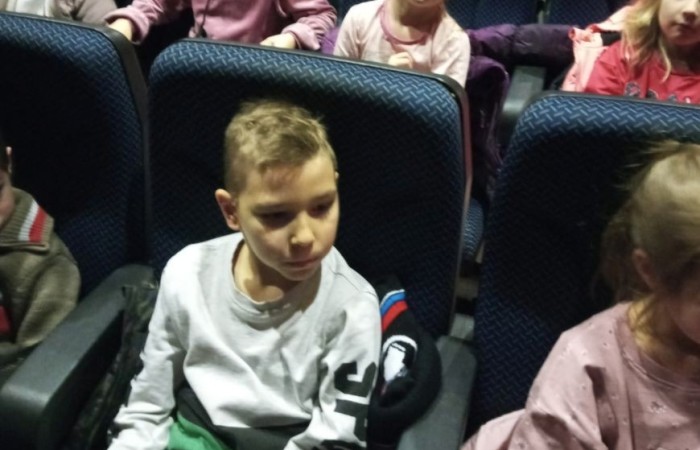 24 listopada 2022r. uczniowie klas  pierwszych, w sali kinowej POK, obejrzeli przedstawienie profilaktyczne pt. ,,Zaczarowana kraina