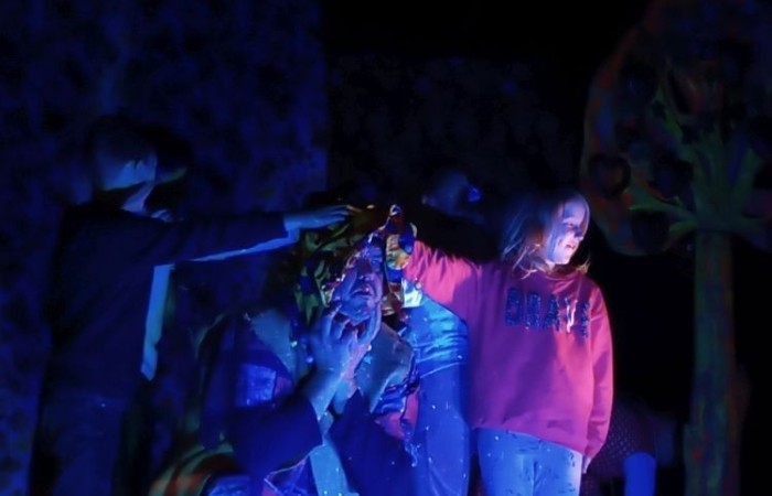 24 listopada 2022r. uczniowie klas  pierwszych, w sali kinowej POK, obejrzeli przedstawienie profilaktyczne pt. ,,Zaczarowana kraina