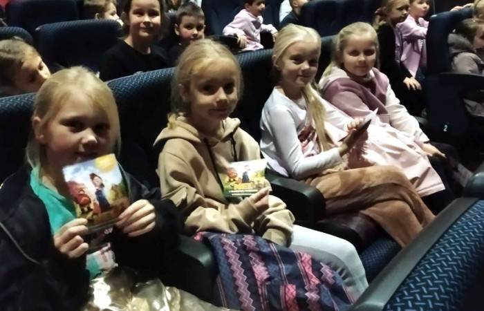 24 listopada 2022r. uczniowie klas  pierwszych, w sali kinowej POK, obejrzeli przedstawienie profilaktyczne pt. ,,Zaczarowana kraina